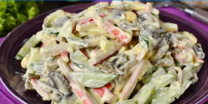 Salada com palitos de caranguejo e champignon