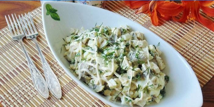 Salada de peito e champignon defumada