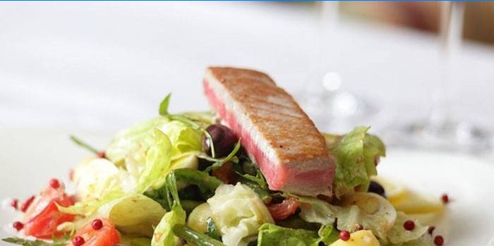 Salada Nicoise pronta com atum frito