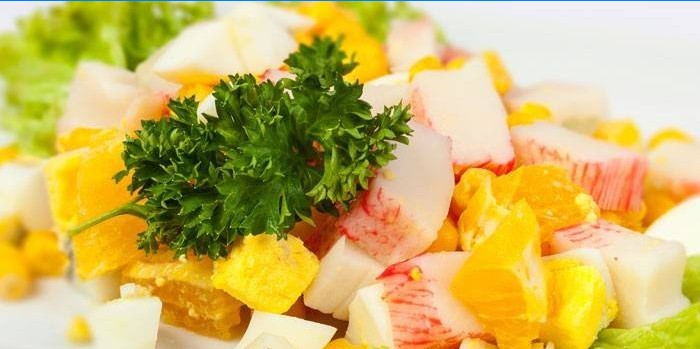 Salada com palitos de laranja e caranguejo