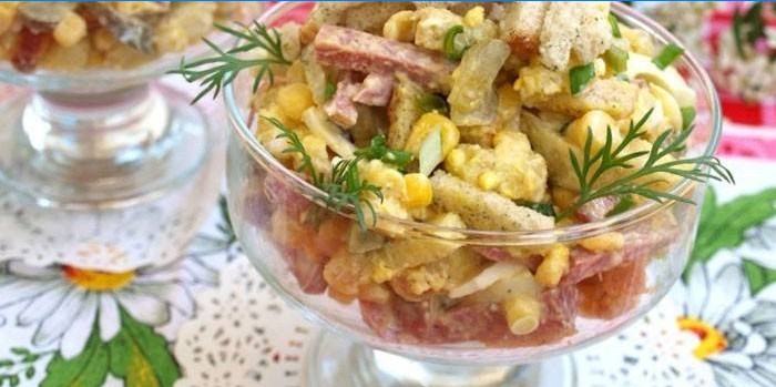 Salada com bolachas, milho e linguiça