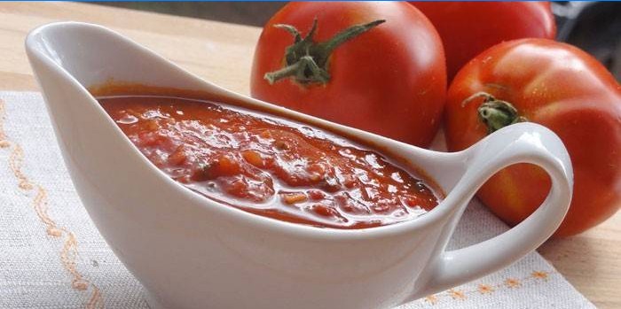 Molho de tomate em uma molheira