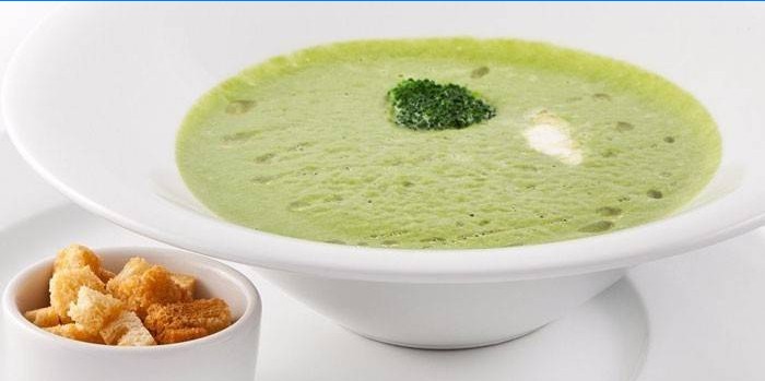 Sopa de purê de brócolis em um prato