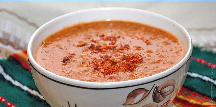 Sopa de purê de lentilha vermelha turca