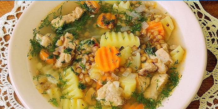 Sopa de lentilha verde com carne