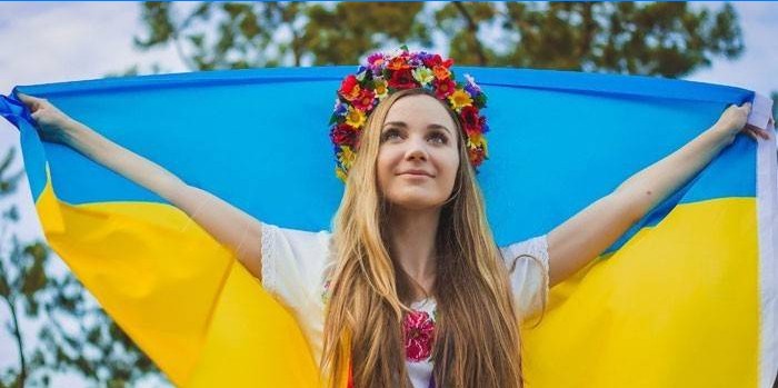 Menina com bandeira ucraniana