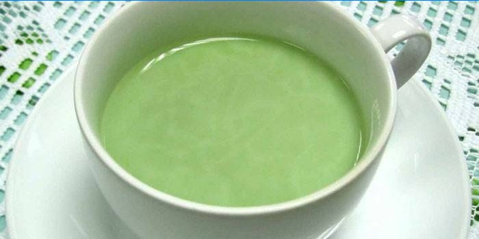Uma xícara de chá verde com gengibre e leite