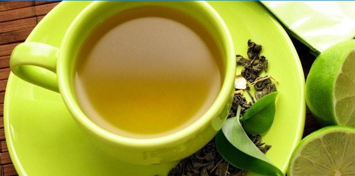Chá verde em uma xícara e limão