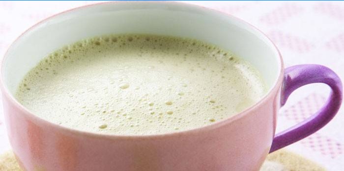 Leite verde leite e mel em um copo
