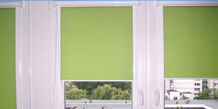 Cortinas de rolo verde claro nas janelas de Santa Uni