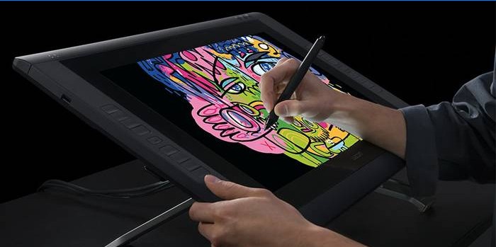 Homem desenha em um tablet