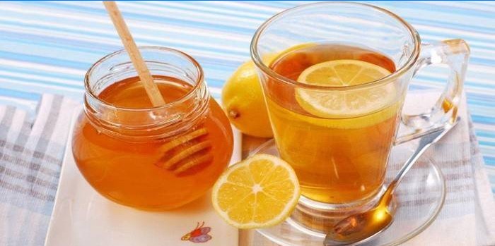 Água com mel e limão para uma dieta por uma semana