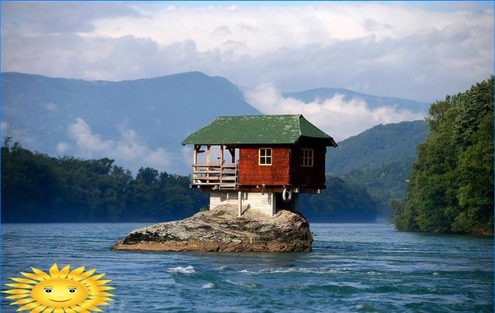 Casa solitária no rio no Parque Nacional de Tara, Sérvia