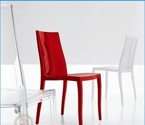 Cadeiras de plástico não só para casas de verão e jardins, mas também para casa