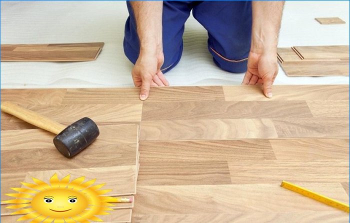 Como colocar um piso laminado em um piso de madeira com suas próprias mãos