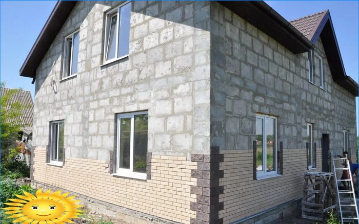 Casa feita de blocos de concreto de poliestireno