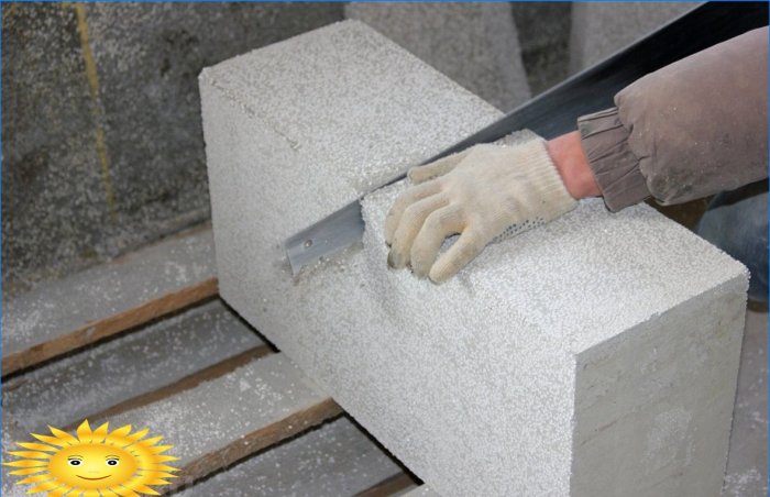 Blocos de concreto de poliestireno são facilmente serrados com uma serra