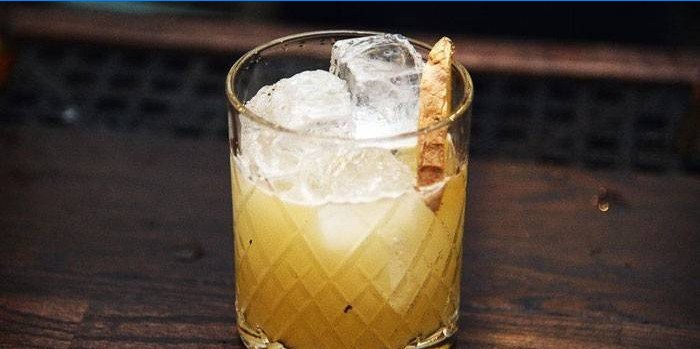 Cocktail em um copo com gelo