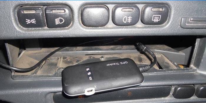 Rastreador GPS instalado no carro