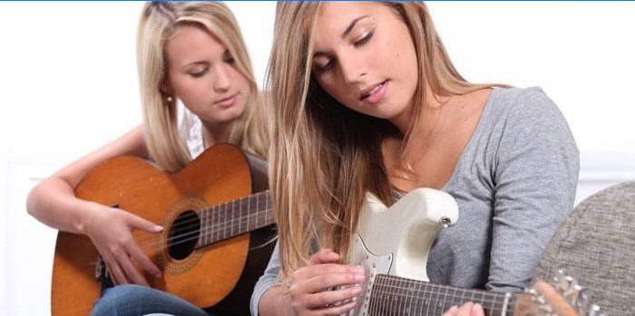 As meninas tocam violão
