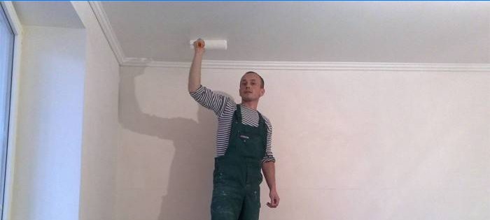 Homem pinta o teto