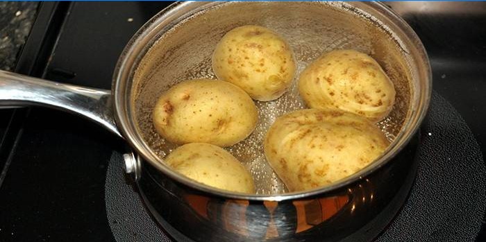 Batatas cozidas no fogão