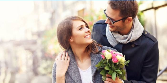 O marido dá flores para sua esposa