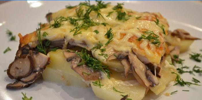 Batatas assadas com cogumelos e queijo
