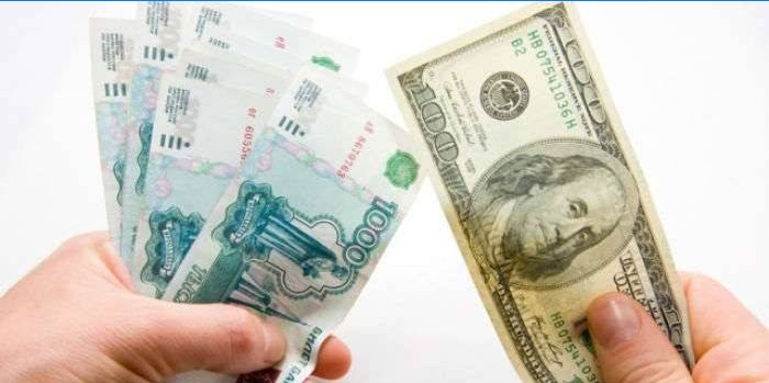 Rublev e notas de dólar nas mãos