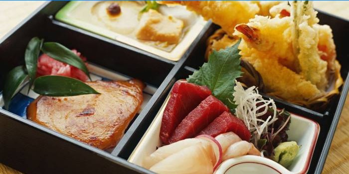 Lancheira japonesa com comida