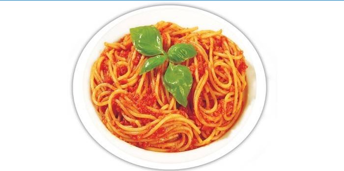 Espaguete com pasta de tomate e ensopado