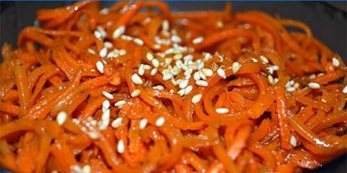 Cenoura coreana com molho de soja e sementes de gergelim