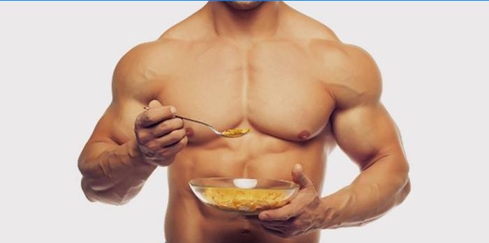 Homem comendo aveia para ganhar massa muscular
