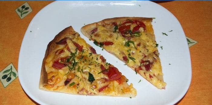 Duas fatias de pizza em um prato
