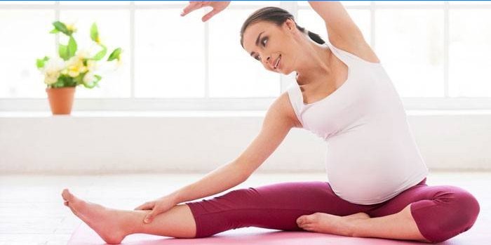 Menina grávida fazendo pilates em casa