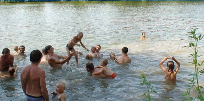 As pessoas tomam banho no rio