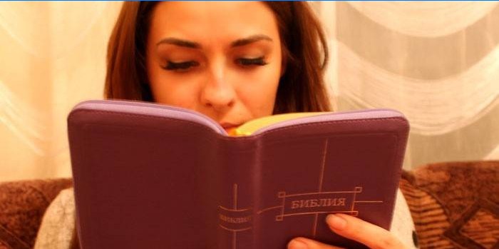 A menina lê a Bíblia