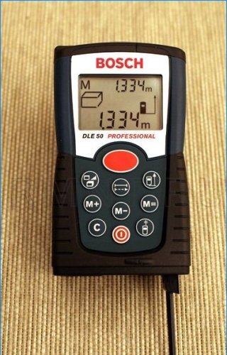 Fita métrica a laser Bosch DLE 50 Professional com pino de bloqueio aberto