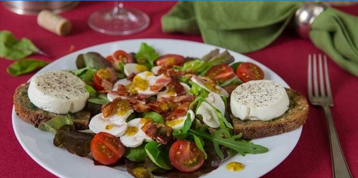 Salada francesa com champignon cru e queijo