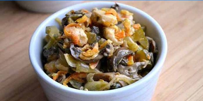Salada Obzhorka com picles, cogumelos e frango