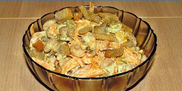 Salada pronta com cogumelos e biscoitos