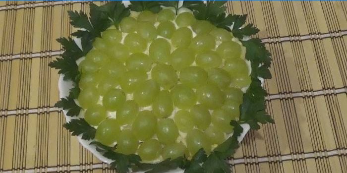 Salada de uva branca em uma bandeja