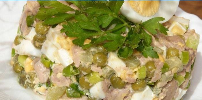 Salada de fígado de bacalhau com ovos e ervilhas verdes
