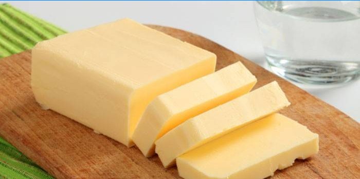 Manteiga em uma placa de madeira