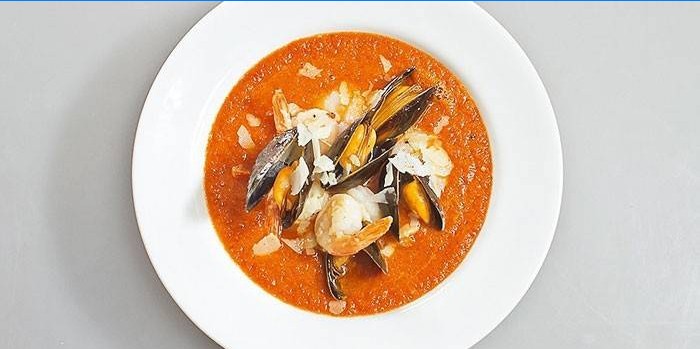 Sopa de tomate e frutos do mar