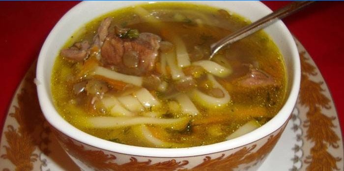 Sopa de macarrão com caldo de carne