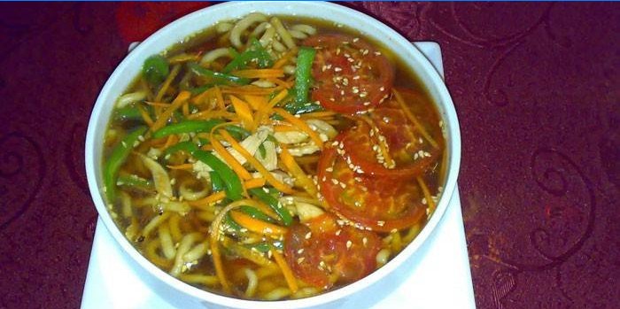 Sopa chinesa com legumes e macarrão