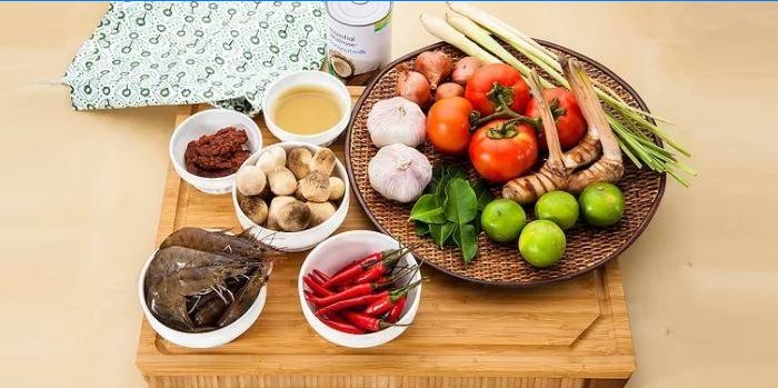 Ingredientes para a sopa tailandesa de Tom Yum