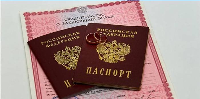 Passaportes na certidão de casamento e anéis