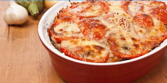 Caçarola de legumes com tomate e queijo